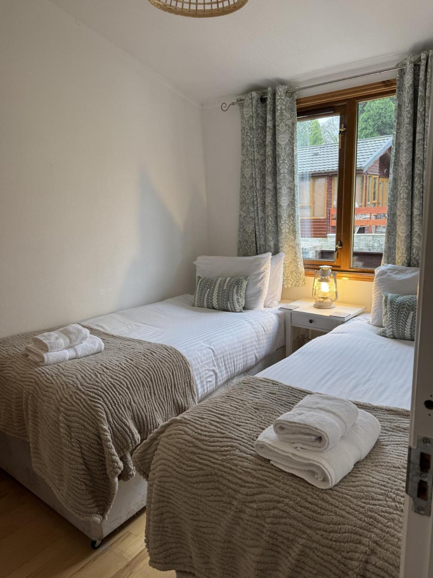באלוך Walled Garden Lodges Loch Lomond מראה חיצוני תמונה